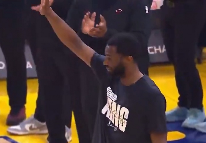 体育平台入口-勇士球迷起立鼓掌欢迎维金斯！鲍威尔打趣后者：别哭哈！