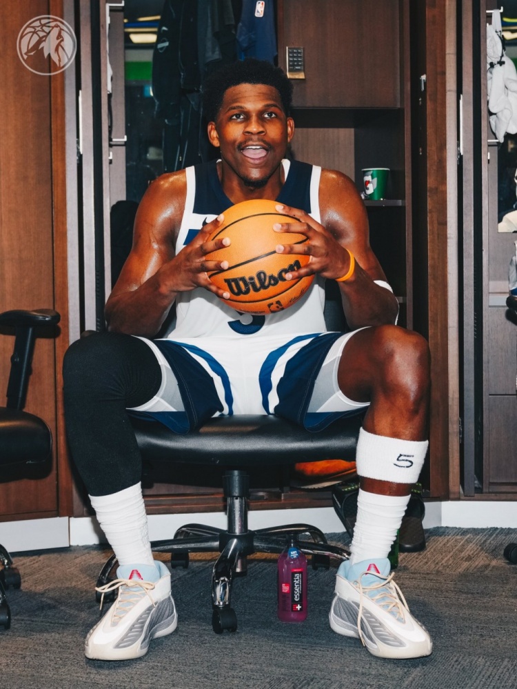 达成一万分里程碑！爱德华兹赛后拿到了本场的比赛用球