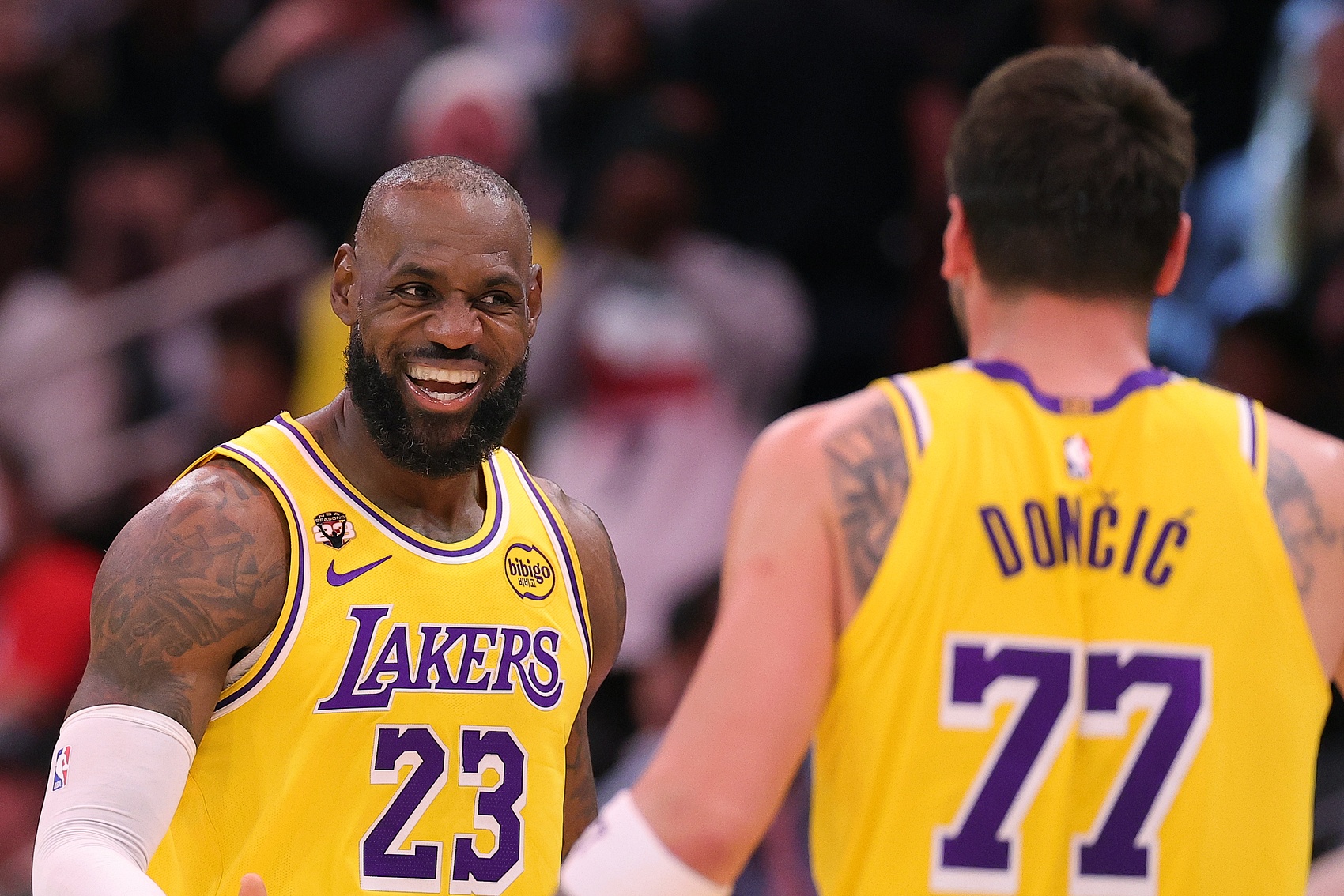 KAIYUN体育-41岁14中13！球权使用率生涯新低&amp;防守拉满 老詹复出后湖人真滴强