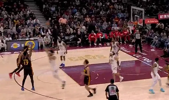 开云APP下载-奥孔古接手递手传球三分命中，老鹰领先骑士到两位数分差